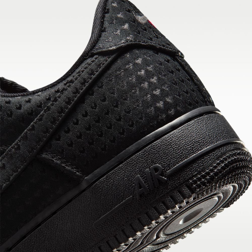 <p>Nike Airクッショニングとバスケットボール用ピボットサークルを備えたラバーアウトソールが、滑らかな動きと安定感を実現。アクティブなシーンにも対応。</p>