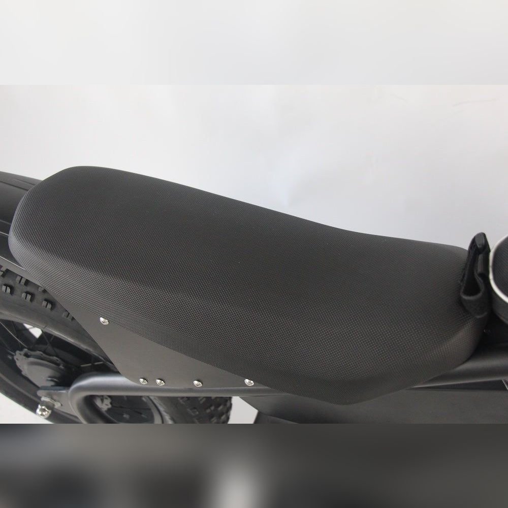 従来モデルよりシート高約10cmアップ、全長約12cm延長で座りやすさと走行安定性を向上。小型で低重心の設計により足つき性にも配慮。