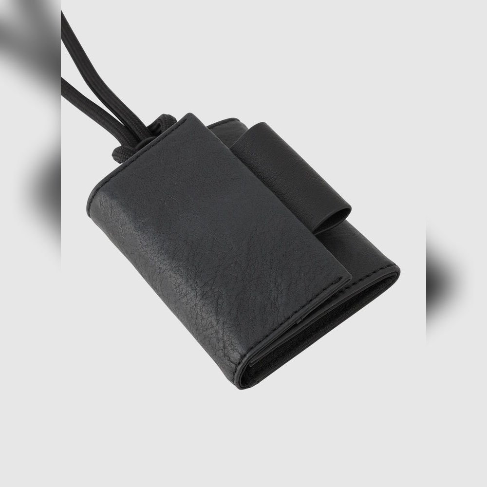 「ATTITU」バックパックコレクションのアイコンである大きな革タグ付き。アクセントとして、バッグ使いでも目を引くデザイン。