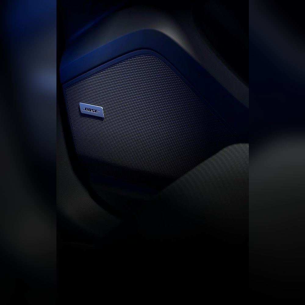 <p>14のアンプチャンネルを備えたボーズ®サウンドシステム。<br>合計出力710W、独立したサブウーファーを含む14個のスピーカーにより、バランスのとれた原音に忠実な音響を実現。</p>