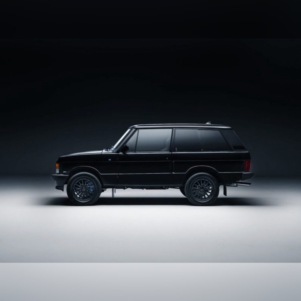 <p>限定10台のみ製作。Bishops Heritageによる完全リストアとBamfordのヴィンテージフォルムへの忠実な再現により、オリジナルの魅力を残しつつ革新を加えたデザイン。外観はLEDヘッドライトや18インチBowlerアロイホイール、ブラックトーンウィンドウなどでモダンに仕上げられている。</p>