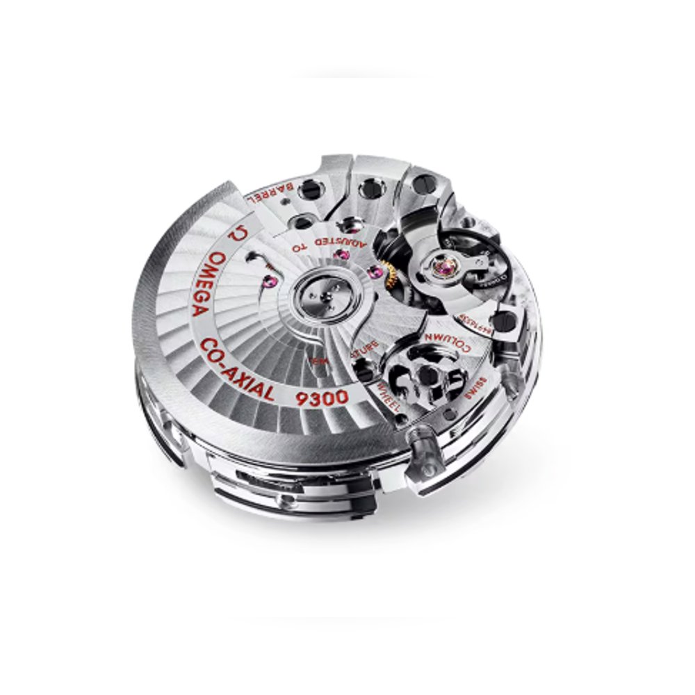 <p>搭載ムーブメントはOMEGA Calibre 9300 自動巻きクロノグラフ。クロノメーター認定取得。クロノグラフ機能と日付表示を備える。両方向巻上げ式で安定した動力供給が可能。サファイアクリスタル風防を採用し、耐傷性と視認性を両立</p>