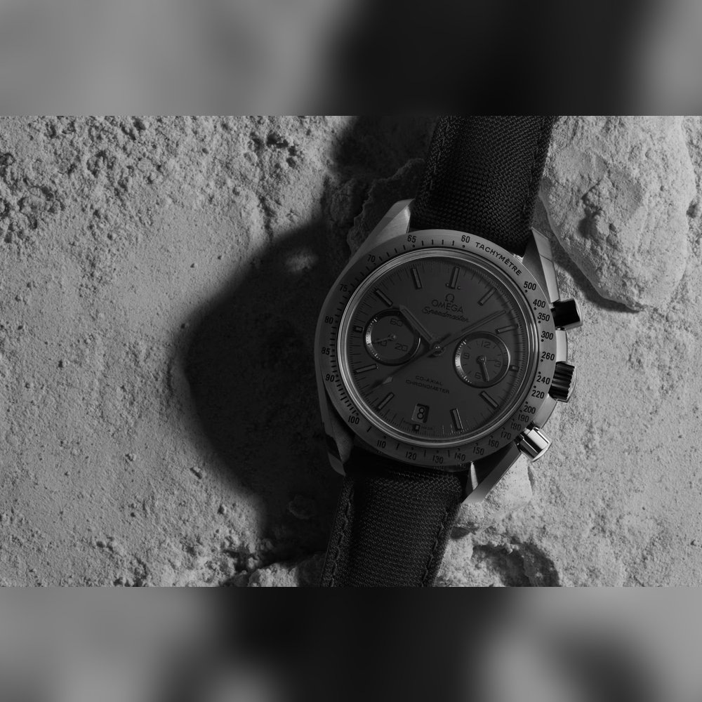 <p>ケース径44.25mm、厚さ約16mmのブラックセラミック製。傷や腐食に強く、防水性能50mを備える。タキメーター付きベゼルと棒インデックスを搭載し、クロノグラフ計測に対応。リモートワークから外出まで日常シーンで活用可能。</p>
