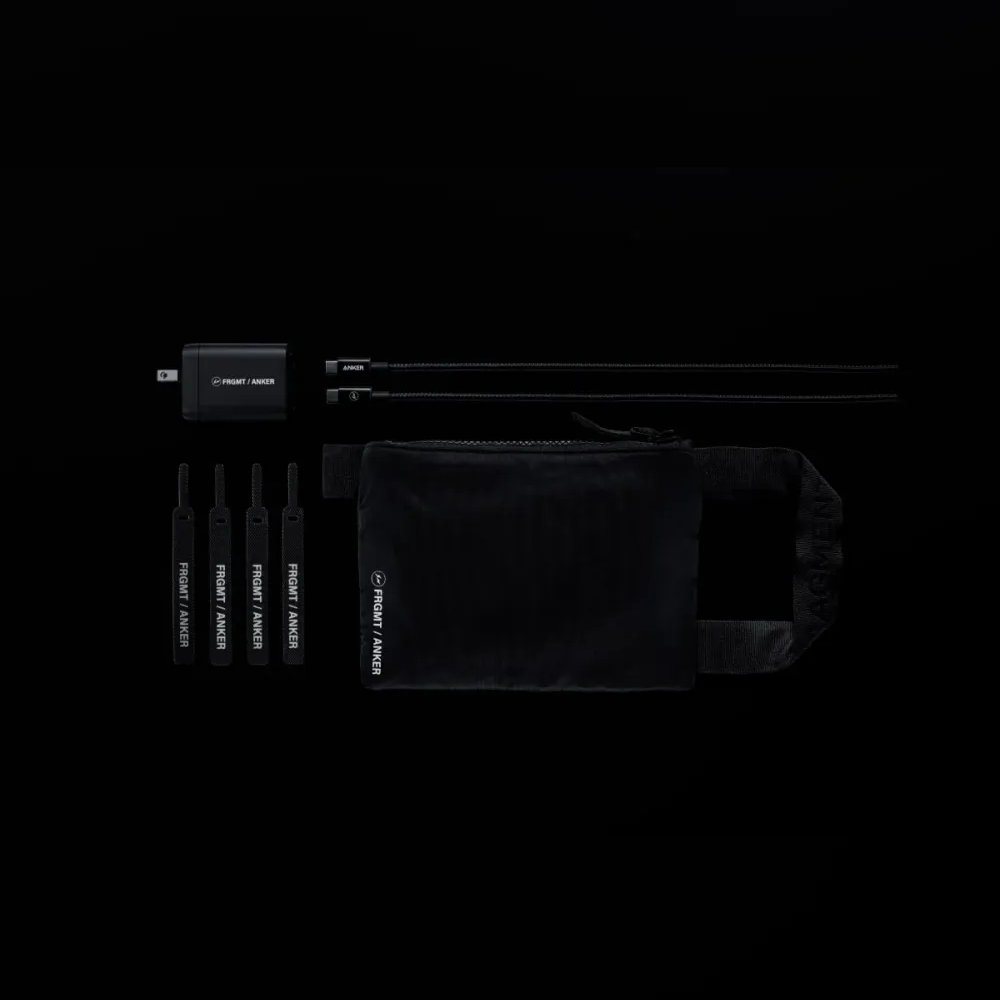 <p>高耐久ナイロン製のUSB-C & USB-Cケーブルと、充電器とケーブルを収納できるオリジナルポーチが付属。整理整頓が容易で、持ち運びに便利。</p>