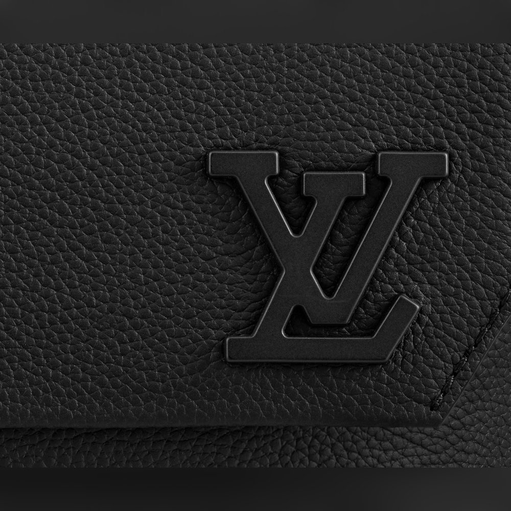 <p>23.5×18×7cmのサイズで、スマートフォンやコンパクトな財布、ノートやイヤホンなどの必需品を収納可能。日常使いに適したデザイン。</p>