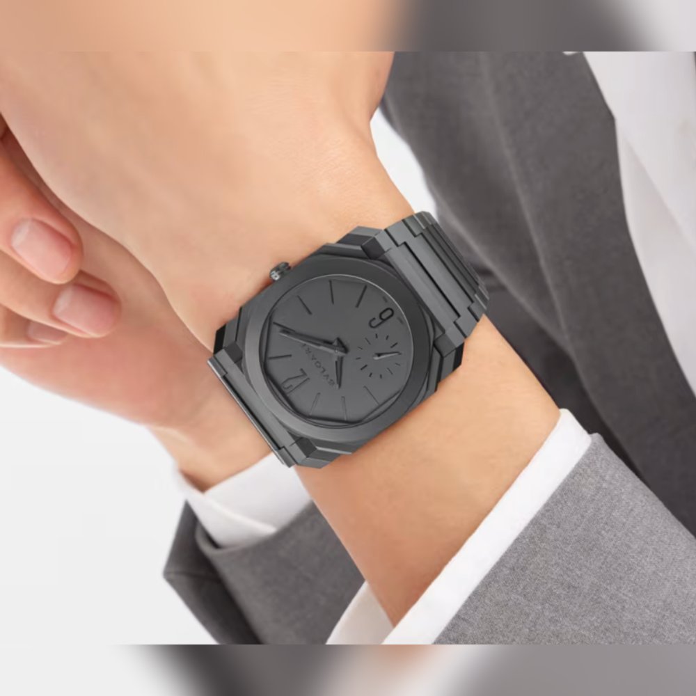 <p>サンドブラスト加工のチタニウム製ケースとブレスレットが、軽量でありながら耐久性を提供。</p>