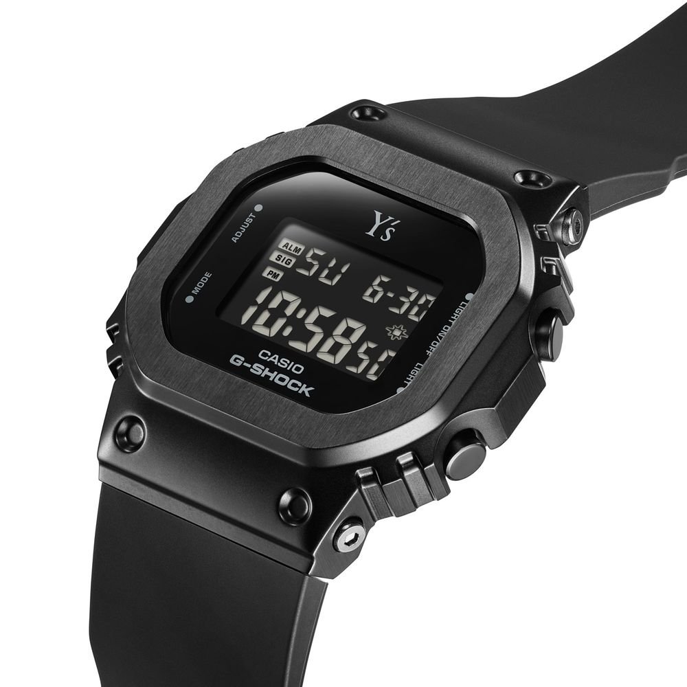 <p>G-SHOCKスクエアモデルを小型化したメタルベゼル仕様を採用。ケースやベゼルなどパーツごとに異なる仕上げにより、質感の違いを楽しめる。</p>