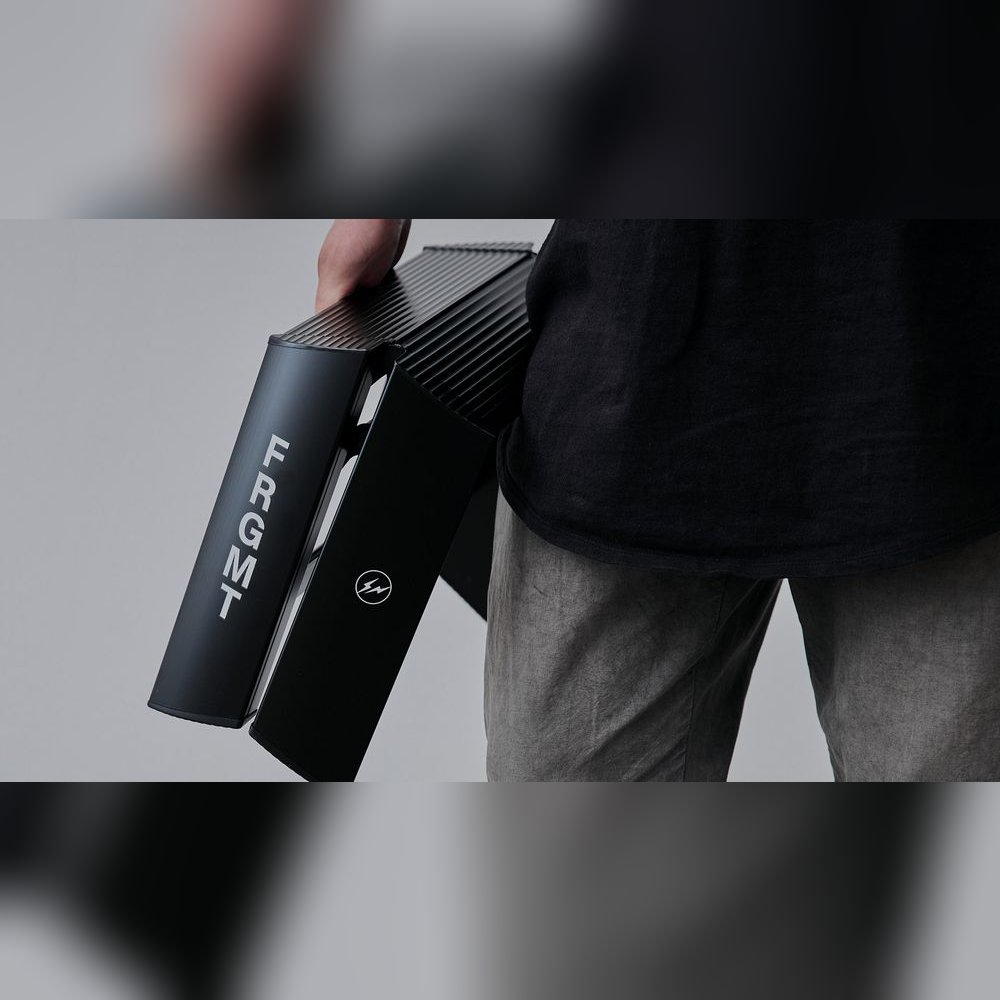 <p>全2弾のコラボレーションでデザインも第1弾と第2弾で異なる。第1弾はマットブラックのボディにホワイトのフラグメントロゴをあしらったデザイン。</p>