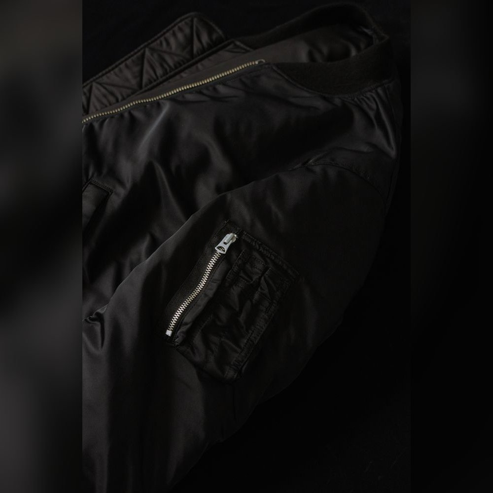 <p>インラインの真鍮ジップ仕様と異なり、BIOTOP別注モデルはブラックボディにアルミ製シルバージップを採用。ジップの色を変えるだけのシンプルな別注だがBIOTOPらしいモダンな仕上がりに。</p>