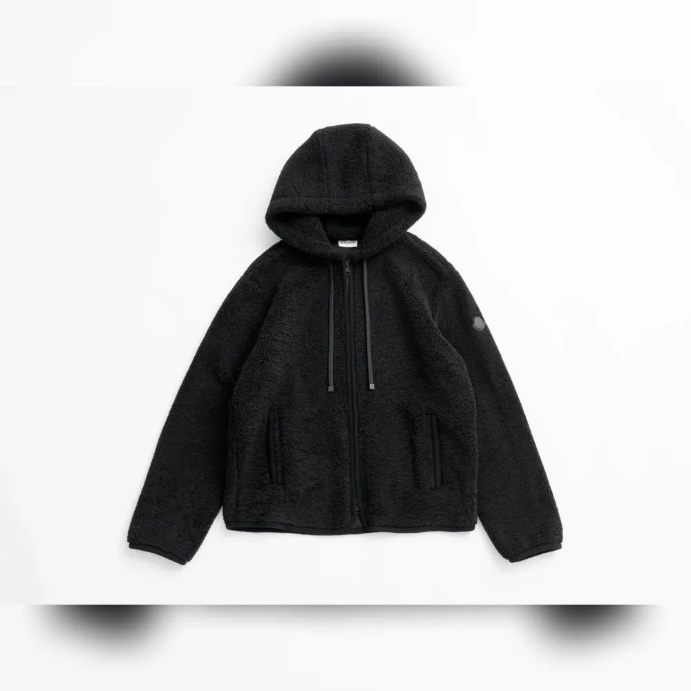 <p>ロンハーマンのみで展開される「MONCLER(モンクレール)」のフーディーのエクスクルーシブモデル。世界でもロンハーマンだけで展開されるシンプルかつクールなブラックカラー。</p>