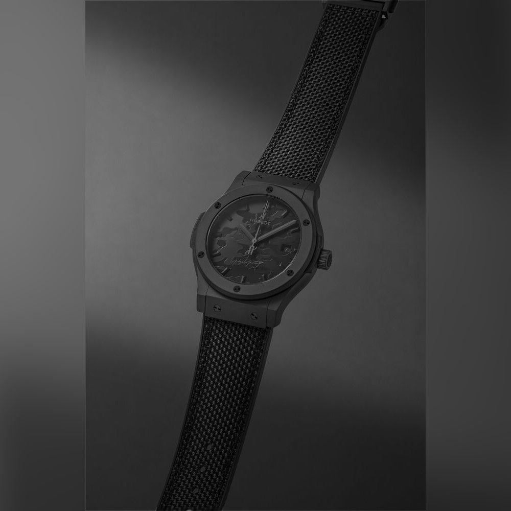 <p>ファブリックとラバーを組み合わせたストラップは、日々の着用に柔軟なフィット感と耐久性を提供。長時間の使用でも快適な装着感を実現。</p>