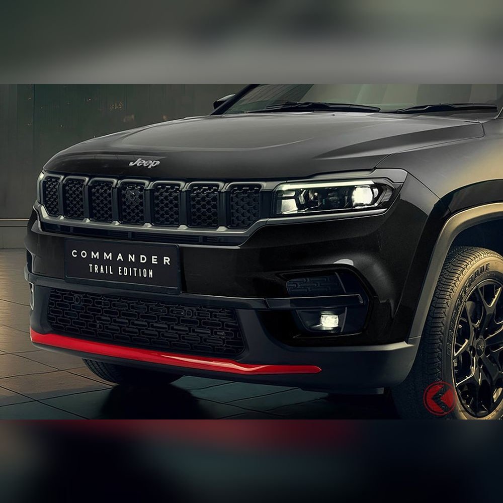 <p>Jeep®伝統の7スロットグリルとLEDヘッドライトが、洗練されたエクステリアデザインを演出。都市の街並みにも自然の中にも溶け込むスタイル。</p>