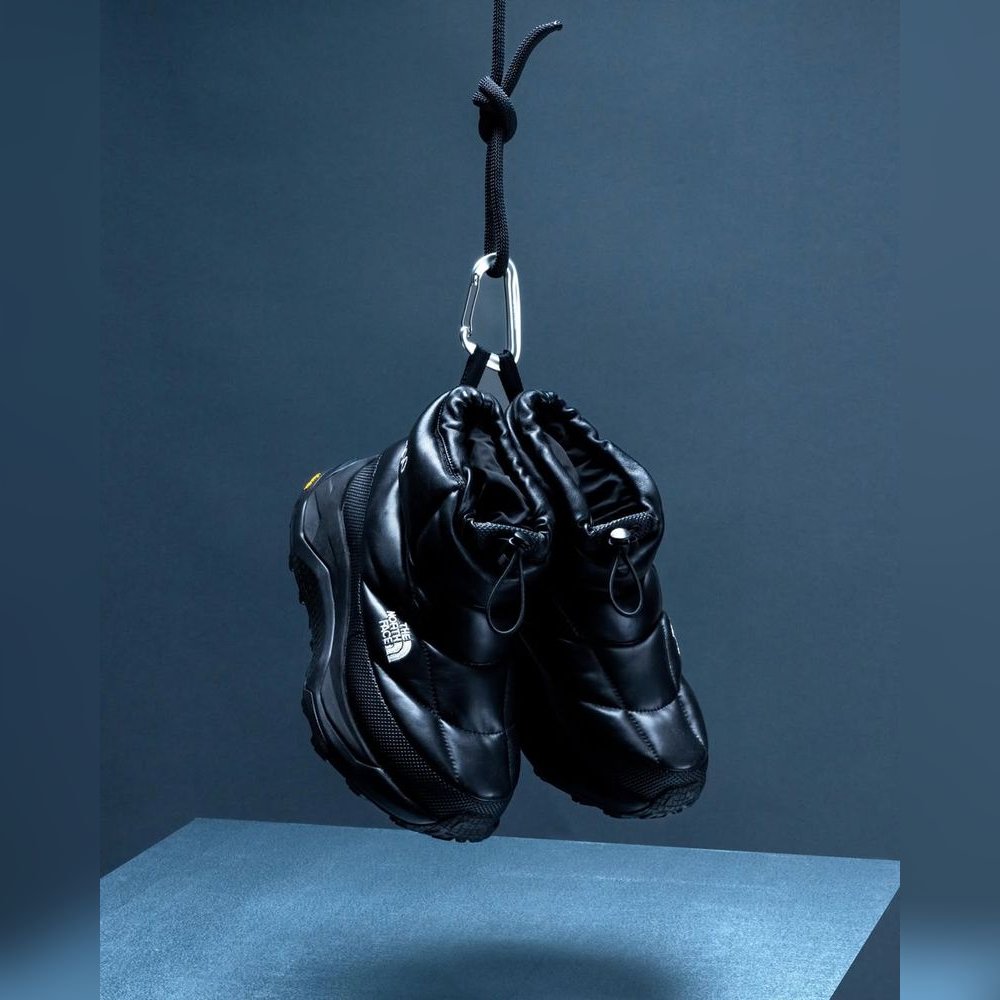 <p>ハイブリッドブーティはDREAMフォームミッドソールとVibram®アウトソールを搭載し、700フィルダウンで断熱。街中から山頂まで幅広い環境で快適に使える。</p>